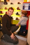 Budowanie wielkiego buta - ECCO Kids Shop i LEGO n/z Tomasz Bednarek z synem