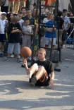 Krakw, Rynku Gwnym imprezy w ramach Juliady 2007 n/z popisy koszykarzy, wsady do kosza i inne sztuczki.
