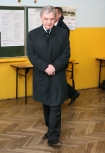 Krakw, 21.10.2007 - wybory parlamentarne 2007. n/z gosuje Zbigniew Wassermann w Komisji numer 154 przy ulicy Ksicia Jzefa.