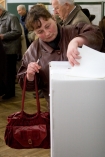 Krakw, 21.10.2007 - wybory parlamentarne 2007. n/z wyborcy w Komisji numer 154 przy ulicy Ksicia Jzefa.