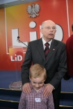 21.10.2007: W siedziebie LiD odby si wieczr wyborczy n/z Marek Borowski z wnuczkiem Jasiem
