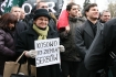 Uczestnicy manifestacji poparcia dla Serbii, zorganizowanej przez LPR. Warszawa, przed budynkiem ambasady, ul. Rolna 175 AB, 23.02.2008.