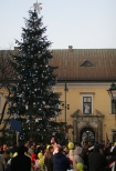 W Krakowie pod oknem papieskim stana choinka przywieziona przez grali z okolic Nowego Targu. W uroczystym zapaleniu lampek wzi udzia kardyna Stanisaw Dziwisz, wity Mikoaj oraz okoo 1000 dzieci.