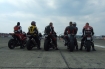 n/z Grupa motocyklistw oczekujacych na start.