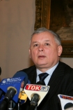 Prezes Prawa i Sprawiedliwoci Jarosaw Kaczyski podczas konferencji prasowej w Muzeum Historycznym m. Krakowa