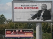 Warszawa: Premier Jaroslaw Kaczynski na bilbordzie reklamowym PiS 