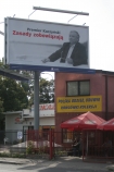 Warszawa: Premier Jaroslaw Kaczynski na bilbordzie reklamowym PiS 