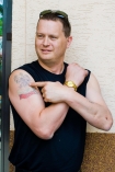 Kevin Aiston z tatuaem patriotycznym.