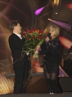 n/z Grayna Torbicka wrecza kwiaty Jerzemu Poomskiemu z okazji piedziesieciolecia na scenie.