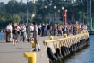 Mieszkacy Gdyni i turyci obserwujcy manewr wpynicia do  Portu