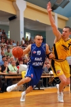 n/z koszykarz Anwilu Wocawek Andrzej Pluta (nr 10) atakuje kosz Prokomu, zdobycie punktw utrudnia mu Tomas Masiulis (nr 7).