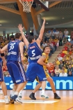 n/z koszykarz Prokomu Trefl Sopot Michael Andersen atakuje kosz Anwilu, broni Dusan Bocevski (nr 5) i Goran Jagodnik (nr 35).