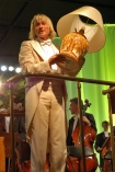 n/z Piotr Rubik podczas koncertu "Psaterz Wrzeniowy", ktry odby si w Hali Mistrzw we Wocawku odbiera prezent, fajansow lamp.