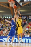 n/z koszykarz Prokomu Trefl Sopot Huseyin Besok atakuje kosz Anwilu, zablokowa rzut prbuje Dusan Bocevski (nr 5).