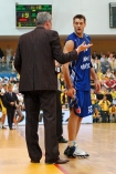 n/z koszykarz Anwilu Wocawek Goran Jagodnik (nr 35) w rozmowie z trenerem Anwilu Alesem Pipanem.