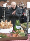 Wielkanoc: wicenie pokarmw na Rynku w Krakowie. n/z Ojciec Leon Knabit.
