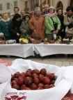 Wielkanoc: wicenie pokarmw na Rynku w Krakowie.