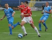 Orange Ekstraklasa: Wisa Krakw - Wisa Pock 2:0. n/z Nikola Mijailovi (Wisa Krakw) w tle Dariusz Romuzga (6) oraz Pawe Sobczak (Wisa Pock).