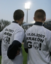 Orange Ekstraklasa: Wisa Krakw - Zagbie Lubin 0:0. n/z Chopcy podajcy piki w koszulkach: Krakw GO! promujcych Euro 2012 w Krakowie.