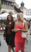 Miss World 2006 (spacer po Rynku Gwnym w Krakowie). n/z po prawej 18-letnia Miss Czech Tatiana Kucharova (wybrana Miss World).