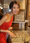 Miss World 2006 (spacer po Rynku Gwnym w Krakowie). n/z Miss Korei Sharon Park robi zakupy w Sukiennicach.