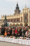Wielkanoc: wicenie pokarmw na Rynku w Krakowie.