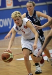 Koszykwka kobiet: Wisa - AZS Gorzw 84:68. n/z Jelena Skerovic (Wisa) oraz Magdalena Kozdro (AZS).