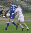 III liga: Hutnik Krakw - Kolejarz Stre 0:2. n/z Wojciech Dziadzio (Hutnik) i Dariusz Walciak (Kolejarz).