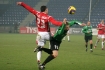 Puchar Ekstraklasy: Wisa Krakw - Zagbie Lubin 1:0. n/z w walce w powietrzu Pawe Broek (Wisa Krakw) i Grzegorz Bartczak (Zagbie Lubin).