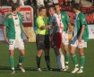 Orange Ekstraklasa: KS d - GKS Bechatw 0:1. n/z Ensar Arifovi (KS) uspokajany przez sdziego ukasza Bartosika.