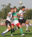 II liga: Kmita Zabierzw - KS oma 2:1. n/z Dariusz Gawcki (numer 9) i Marian Kocis (Kmita Zabierzw) oraz Tomasz Bzdga (oma).