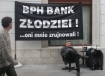 Piotr Rylski (byy przedsibiorca) prowadzi protest przed Bankiem BPH w Krakowie. Zarzuca doprowadzenie jego firmy do bankructwa i da 10,5 mln zotych odszkodowania.
