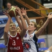 Koszykwka kobiet: Wisa Can-Pack Krakw - AZS Gorzw 88:58. n/z Daliborka Vlipi (Wisa) Maja Drozg (AZS)
