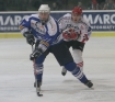 Hokej na lodzie (PLAY-OFF): Cracovia Krakw - Stoczniowiec Gdask 3:5. n/z Sylwester Soliski (Stoczniowiec), Grzegorz Pasiut (Cracovia)