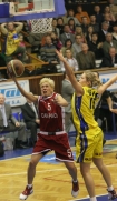 Koszykwka kobiet: Wisa Can-Pack Krakw - Lotos Gdynia 83:87. n/z  Jelena Skerovic (Wisa), Magdalena Leciejewska (Lotos)