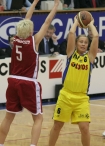 Koszykwka kobiet: Wisa Can-Pack Krakw - Lotos Gdynia 83:87. n/z  Jelena Skerovic (Wisa), Paulina Pawlak (Lotos)