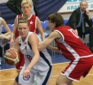 Koszykwka kobiet: Wisa Can-Pack Krakw - AZS Gorzw 88:58. n/z Elbieta Trzeniewska (Wisa), Aleksandra Choma (AZS)