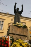Pomnik na dziedzicu Kurii, ul. Franciszkaskiej 3