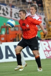 Orange Ekstraklasa Zagbie Lubin - Wisa Krakw 0-0. n/z Maciej Iwaski(Zagbie Lubin) w walce o pike z Marcinem Baszczyskim (Wisa Krakw)